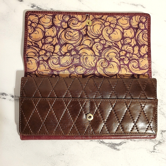 Unique HOBO The Original Burgandy Embossed with Brown Quilted Contrast Wallet - Picture 3 of 13